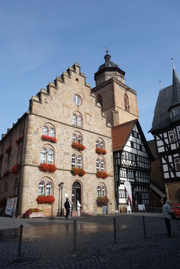 Weinhaus (links) - 1538/39 (linke Seite), 1403 (rechte Seite)  und  1464/65  (hinterer  Teil) von Hans von Frankfurt begonnen - 
Das Fachwerkhaus (rechts) mit der Adresse Markt 2 ist das älteste Fachwerkhaus von Alsfeld. - gebaut in Ständerbauweise