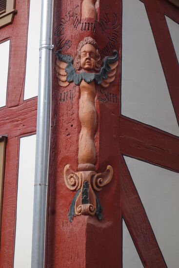 Sehr 
starke  Eckpfosten mit gutem Schnitzwerk, Fensterumrahmungen thüringischer Art, alte Wandmalereien