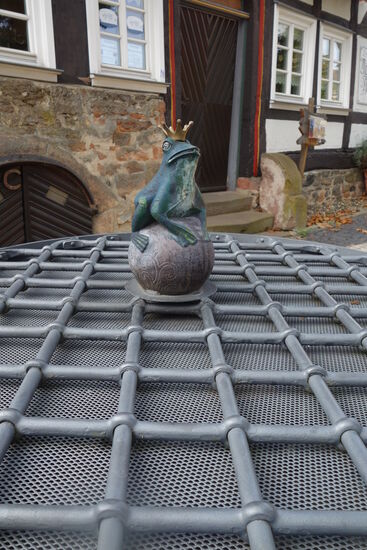 Froschkönig-Brunnen vor dem Märchenhaus