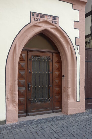 Eingangstür  mit  spätgotischem Steingewände, dat. 1561