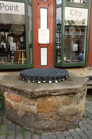 mittelalterlicher Brunnen - 7,50 m tief, mit 2m hohem Wasserstand.