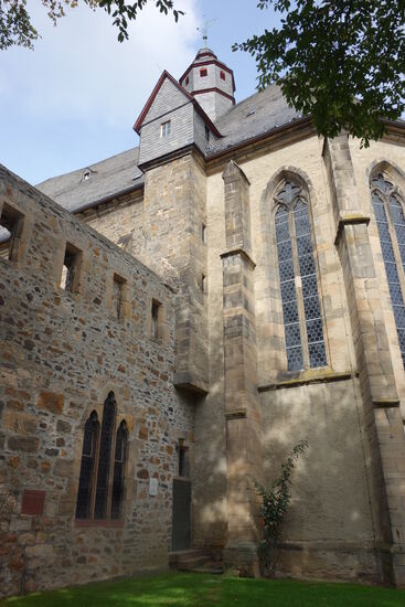 ob das Stück Mauer zu dem um  1435 erstellten Anbau einer asymmetrischen  Halle  mit  Mittel- und Seitenschiff gehört oder zu dem ehemaligen Augsutinerklocher gehört konnte ich nicht eruieren.