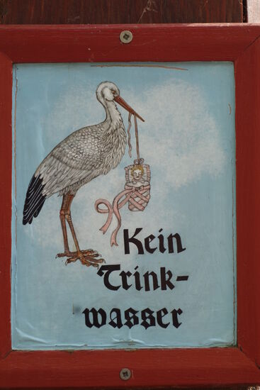 Schild am brunnen