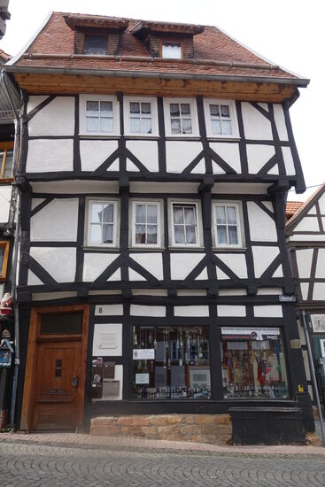 an  der  oberen  Ecke  Hängepfosten und  gerade  Knaggen.