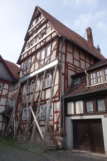 nebenan muß man ein altes fachwerkhaus stützen
