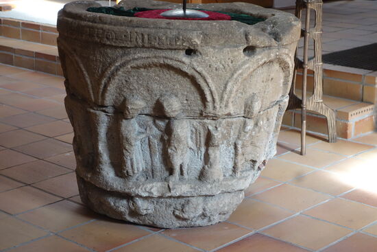 romanischer Taufstein aus gelb-braunem Sandstein - datiert um 1000