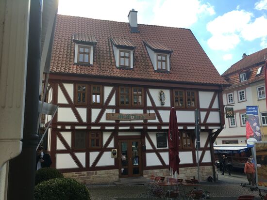 im Erdgschoß befindet sich ein Pub, der allerdings z.Zt,. wegen Corona gechlossen ist