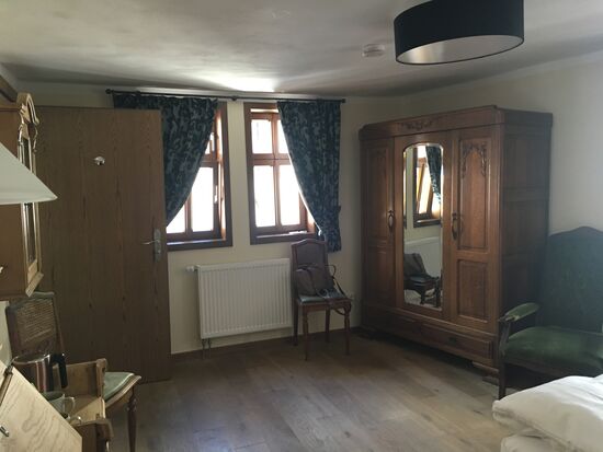 die drei Zimmer im OG sind mit alten Möbeln gemütlich eingerichtet - kein TV ist nicht von Nachteil!