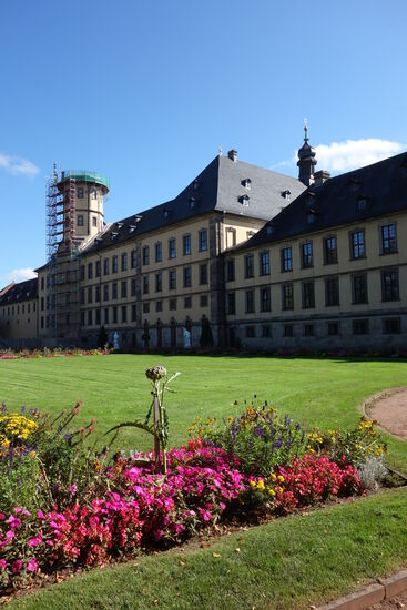 der eingerrüstet Turm stammt noch von der Abtsburg