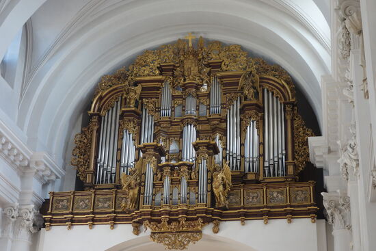 in den Jahren 1876 bis 1877 wurde die Orgel in dem vorhandenen Gehäuse durch den Orgelbauer Wilhelm Sauer neu erbaut - das neue Orgelwerk hatte 52 Register auf drei Manualwerken und Pedal (mechanische Kegelladen mit Barkerhebeln)