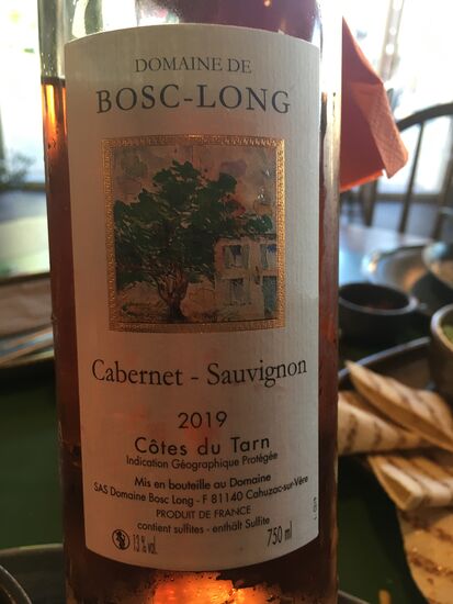 mit der Weinlieferung am Tisch haben sie etwas Schwierigkeiten - das was wir bestellt haben, ist nicht in der Kühlung - dafür gibt es dann soviel Ersatz auf Kosten des Hauses, dass wir passen müssen.