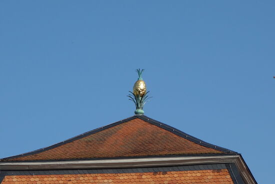 auch hier finden wir wieder die goldene Anananas auf dem Dachfirst