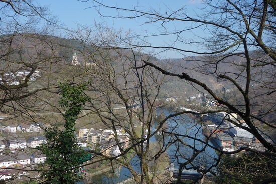 Blick auf die Lahn mit Bootshafen