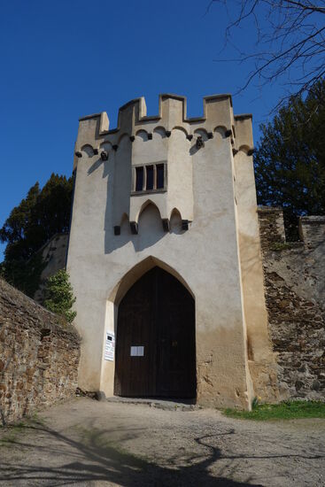 wir steheh vor dem verschlossenen Tor - nicht einmal den Innenhof läßt man uns ansehen