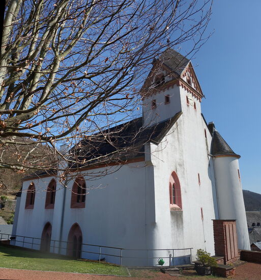 die spätgotischen Portale stammen aus dem 15. Jh.