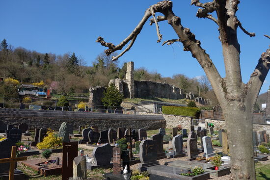 Blick auf den Ackertsturm mit einem Teil der alten Stadtmauer