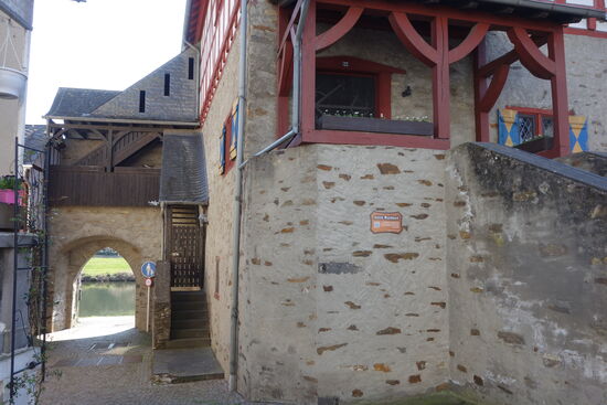 Fährenpforte - Zugang zum Leinpfad und Fähre