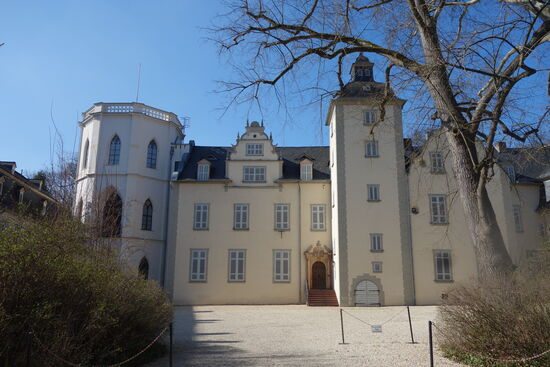 leider ist auch dieser Bau incl. Park nicht zugänglich - in einer Broschüre des Rhein. Vereins ist der achteckige Turm noch rot gestrichen und das Gebäude von Gewächsen überwuchert (vgl. Foto)