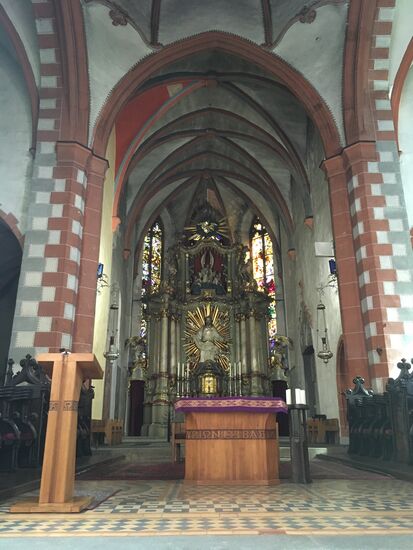 der große Barockaltar von 1760 ist das Werk eines unbekannten Künstlers. Er ist aus Holz gearbeitet; nur der Tabernakel und der Altartisch sind aus buntem Marmor