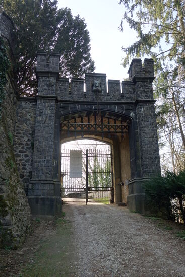 Am Tor ist lediglich ein Schild angebracht, das ankündigt, dass hier in Zukunft ein internationales Weininstitut (einer türkischen Investorengruppe) entstehen soll.