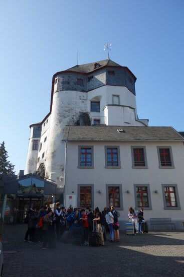 eine Jugendgruppe zieht gerade ein