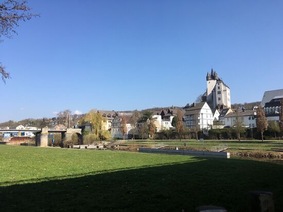 vom Langzeitparkplatz unterhalb der neuen Brücke hat man einen guten Überblick über die an einer Lahnschleife liegende Stadt