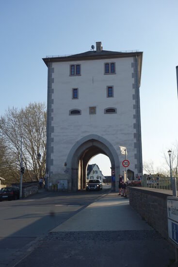 der äußere Wehrturm der Brücke wurde in der ersten Hälfte des 14.Jh. auf quadratischen Grundriss von 12x12m erbaut -