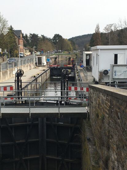 an der alten Lahnbrücke befindet sich eine der zahlreichen Schleusen