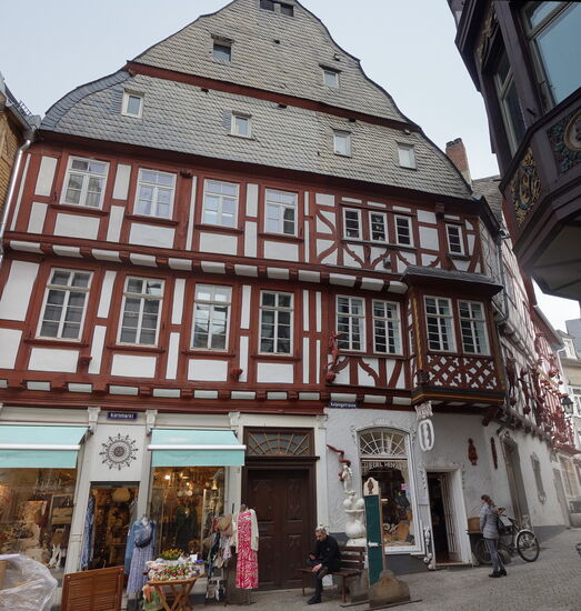 ein Bäcker hat auf seiner Fassade zahlreiche Slupturen angebracht, die die Phantasie ankurbeln oder mit dem Bäckerhandwerk zu tun haben