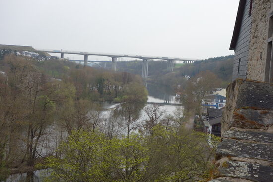 vom Rand der Rasenfläche hat man einen guten Blick auf das Lahntal mit Autobahnbrücke