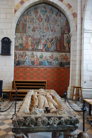 Grabmal Konrad Kurzbold -  * 890 - t 948
Konrad war aus dem Geschlecht der Konradiner und Graf des unteren Niederlahngaus. Er war ein Vetter von König Konrad I. und gründete das Stift St. Georg in Limburg, um das sich die Stadt Limburg an der Lahn entwickelte.