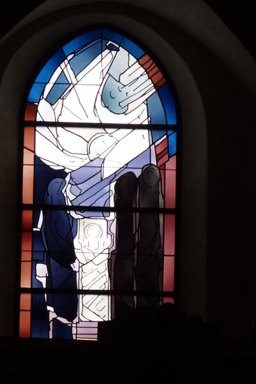 neben  romanischen und gotischen Fenstern finden sich auch moderne Fenster im Inneren