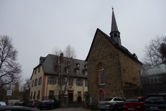 etwas unterhalb liegt der ehemalige Stadthof des Zisterzienserklosters Eberbach im Rheingau - Die 1322 begonnene Johanneskapelle dient heute der evangelisch-lutherischen Gemeinde als Gotteshaus