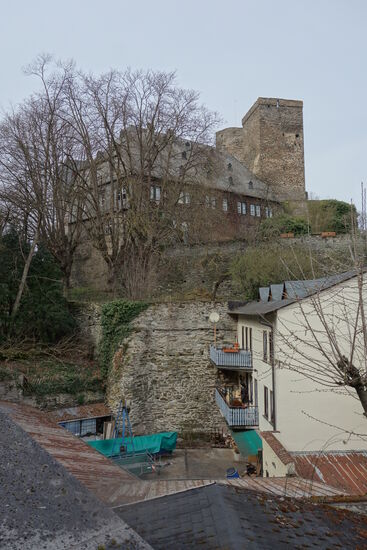 einer der Bergfriede ist von hier gut zu erkennen.