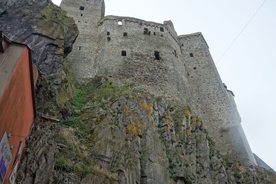 weiter Richtung zurück in die Altstadt laufen wir unterhalb der mächtigen Felswände und der Oberburg