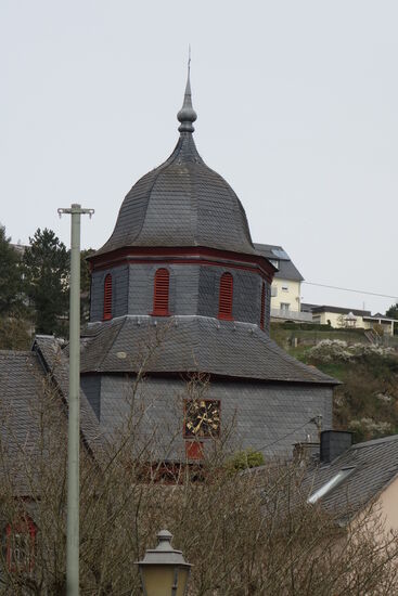 ehemaliger Wachturm an einer Ecke der Runkeler Stadtmauer - seit  1725 hängen hier die Glocken der evangelischen Kirche.