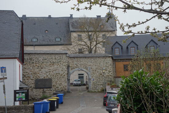 leider ist sowohl der Zugang als auch der Innenhof recht ungepflegt - und wirkt ausgesprochen 'alternativ' - schade für ein derart aufwändig restauriertes Gebäude.