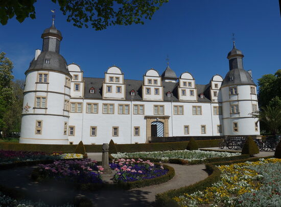 die dichte Reihung von Zwerchgiebeln mit Halbkreisabschlüssen ist kennzeichnend für den Stil Jörg Unkairs in der frühen Renaissance
