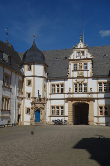 wie in vielen Vierflügelanlagen befinden sich Treppentürme (Herkunft wohl aus Frankreich)  in den Ecken - den Zwerchgiebeln des Innenhofes ist der spätere Entstehungzeitpunkt deutlich anzumerken (Volutengiebel - kleine Obelisken)