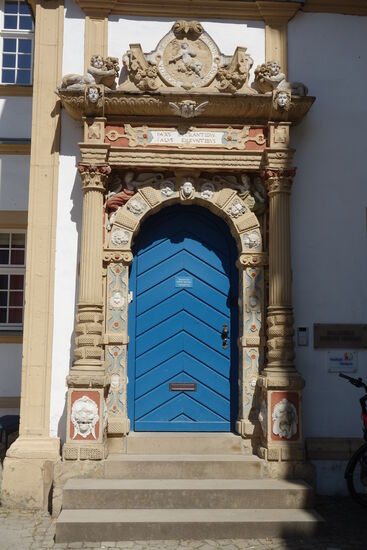 Portal mit ionischen Säulen - phantasievolle Umrahmung