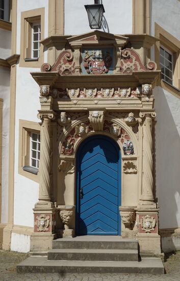 völlig anders aufgebautes Portal mit gedrehten Säulen und nicht mit geometrischen Mustern geteilte Umrahmung