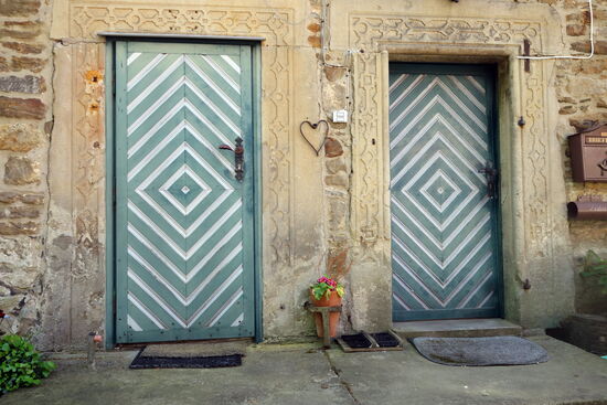 selbst die Portale der (heutigen) Toiletten zeigen deutliche Dekorationen der Werserrenaissance