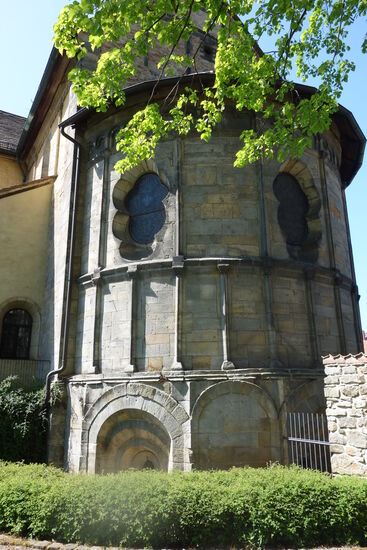 aufgrund der engen Bebauung der Umgebung muß ich zwecks Überblick des Komplexes auf das Luftbild der Webseite verweisen