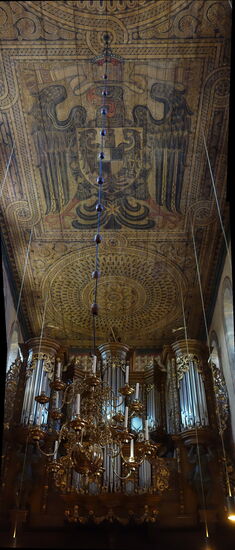 Orgelprospekt mit Holzdecke