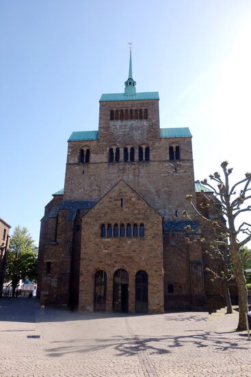 das karolingische Westwerk wirkt immer noch ausgesprochen monumental