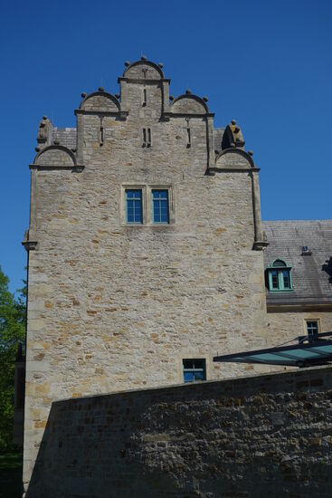 schlichte Seitenfassade mit Halbkreisbögen