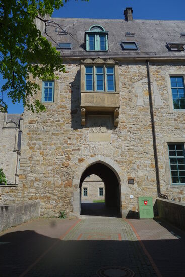 Schloßeingangsportal mit Erker und Wappenstein Otto IV - 1544 - Nordwesten