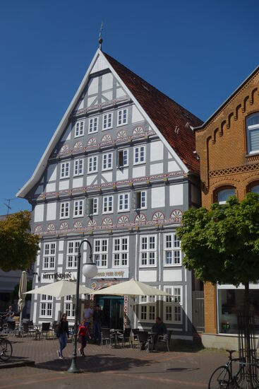 sogenanntes „Haus zum Wolf“, Fachwerkeckhaus aus dem Jahr 1575 mit Fächerrosetten.