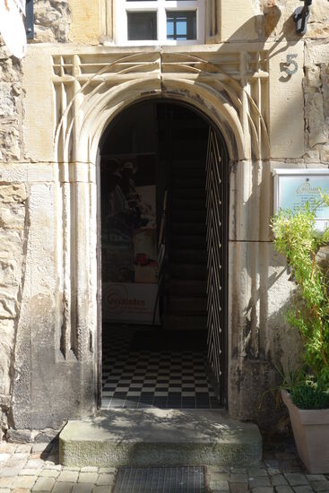 Portal mit Stabwerkeinfassung