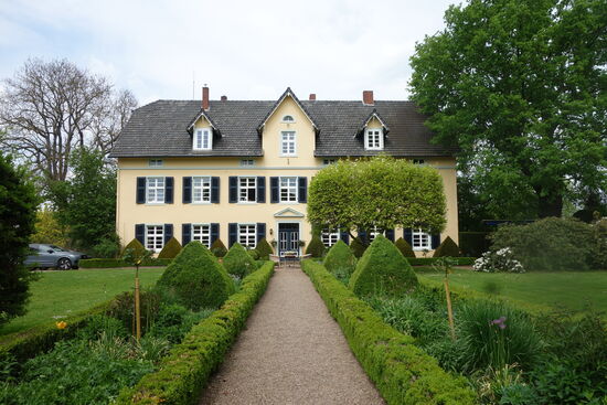 Das Pächterwohnhaus entstand im Jahr 1818 und wurde um die \ Jahrhundertwende zu seiner heutigen Form erweitert. Die landwirtschaftlichen Flächen befinden sich im Eigentum des Landes Niedersachsen und werden von der Domäne bewirtschaftet.